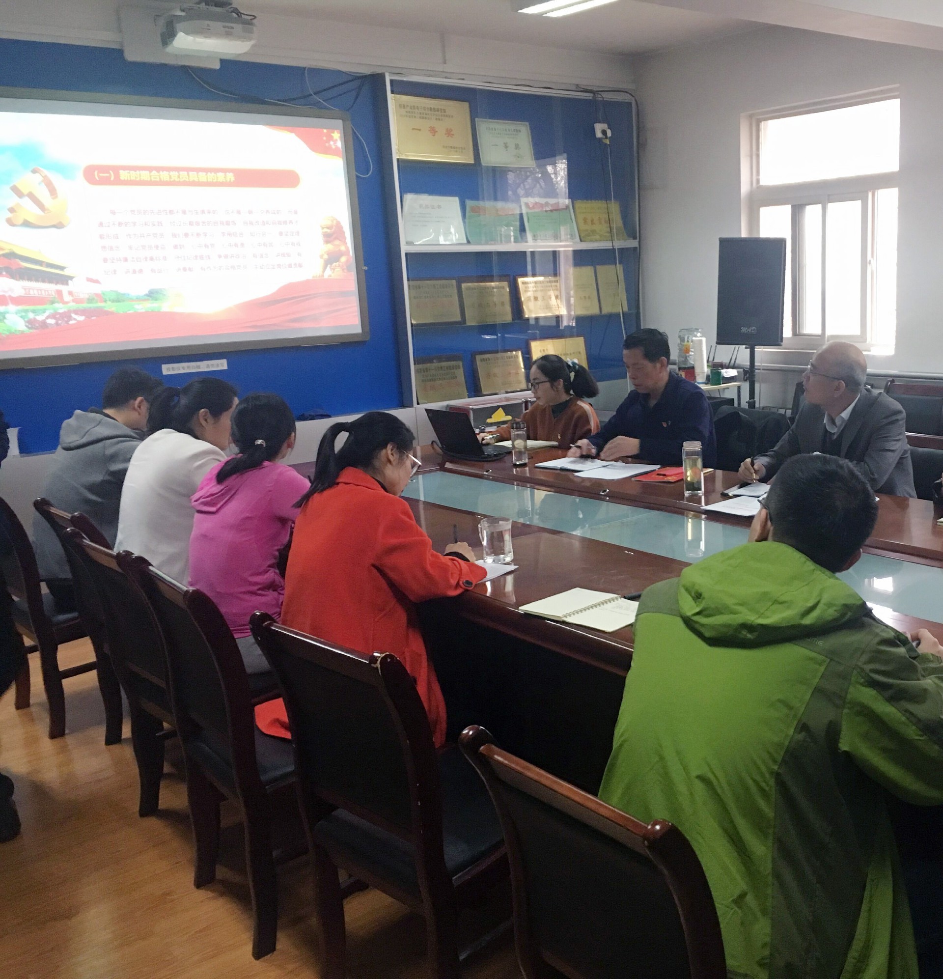 加強(qiáng)理論學(xué)習(xí)，爭(zhēng)做合格共產(chǎn)黨員